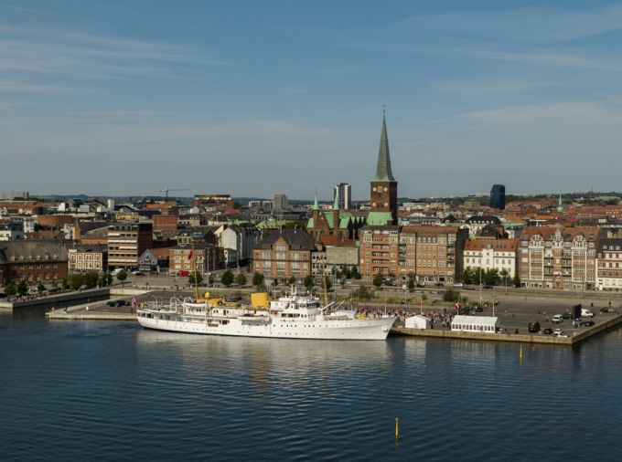 I kveld er det mottakelse om bord Kongeskipet Norge i Århus havn. Foto: TS-ART.dk ©